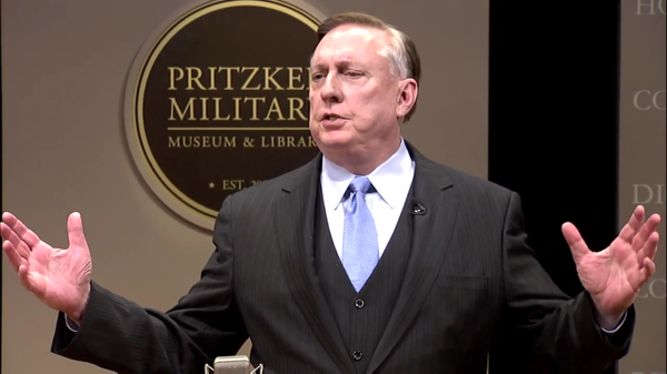 Ret. US Army Col. Douglas MacGregor speaks at the Pritzker Military Museum and Library in August 2017 - Sputnik Việt Nam