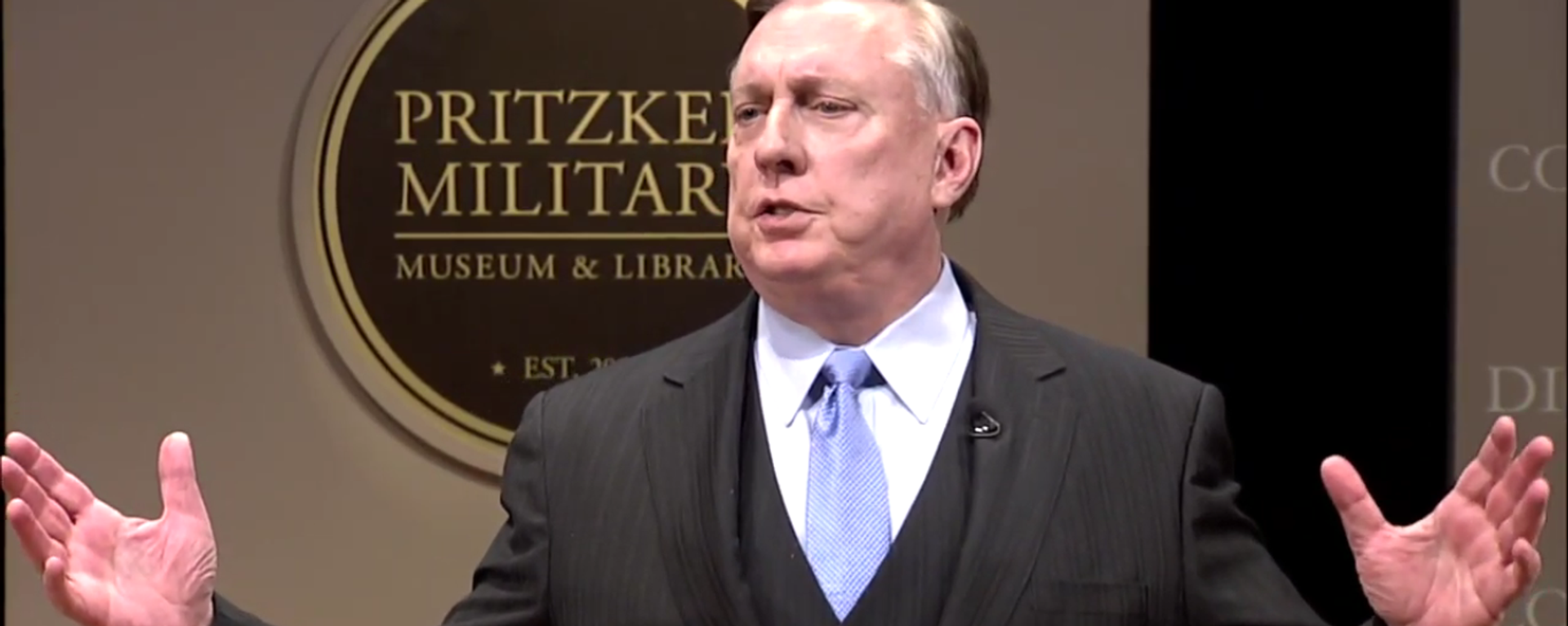 Ret. US Army Col. Douglas MacGregor speaks at the Pritzker Military Museum and Library in August 2017 - Sputnik Việt Nam, 1920, 22.10.2023