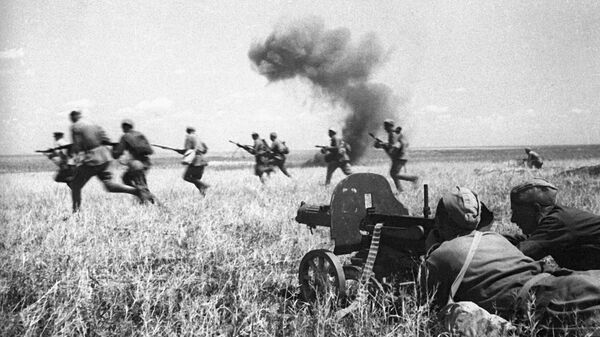 Mặt trận phía Nam. Giao tranh ở khu vực sông Molochnaya gần Melitopol. Cuối tháng 9 năm 1943. - Sputnik Việt Nam