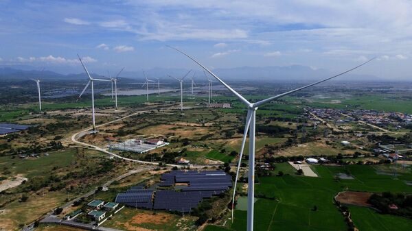 Tập đoàn Điện lực Việt Nam (EVN) đang khẩn trương đàm phán và huy động các nhà máy điện năng lượng tái tạo chuyển tiếp nhằm tăng công suất cho hệ thống điện. - Sputnik Việt Nam