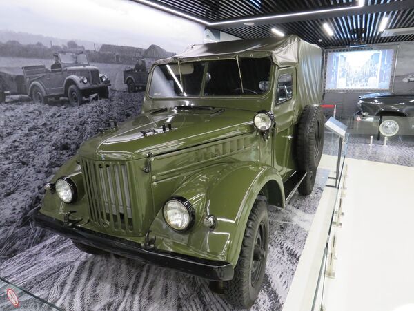 Xe jeep chức năng kép huyền thoại GAZ-69 (4x4). Xuất khẩu tới 56 nước. Là “cựu binh” của một số cuộc chiến tranh cục bộ, trong đó có chiến tranh ở Việt Nam. (1953-1956 - Nhà máy GAZ, 1954 -1972 - Nhà máy UAZ) - Sputnik Việt Nam