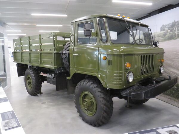 Xe tải địa hình GAZ-66 (4x4). 1964-1999. Có thể đổ bộ từ máy bay vận tải. Cho đến nay GAZ-66 vẫn phục vụ trong quân đội của hàng loạt nước trên thế giới (kể cả QĐND Việt Nam) - Sputnik Việt Nam