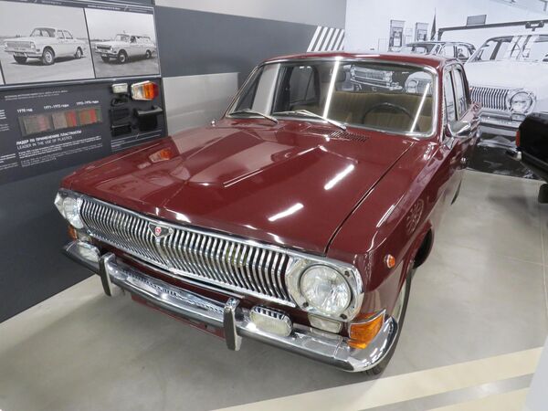 Volga GAZ-24. 1968-1993. Sản xuất hàng loạt từ ngày 15 tháng 7 năm 1970, thay thế cho GAZ-21 mà không dừng dây chuyền. Đã xuất xưởng gần 1,5 triệu xe thuộc dòng GAZ-24 - Sputnik Việt Nam