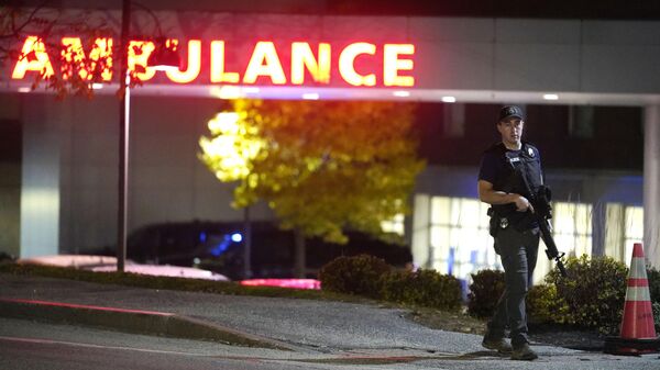 Một sĩ quan thực thi pháp luật cầm súng bên ngoài Trung tâm y tế trung tâm Maine ở Lewiston, Maine - Sputnik Việt Nam