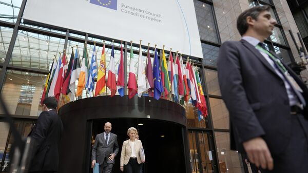 Chủ tịch Ủy ban châu Âu Ursula von der Leyen và Chủ tịch Hội đồng châu Âu Charles Michel trước cuộc họp báo tại Hội nghị thượng đỉnh EU tại Brussels - Sputnik Việt Nam