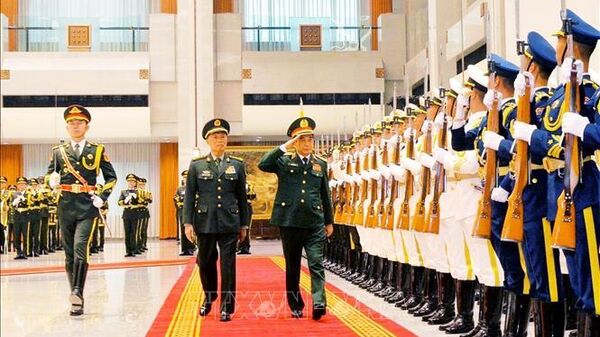 Thượng tướng Hà Vệ Đông, Phó Chủ tịch Quân ủy Trung ương Trung Quốc và Đại tướng Phan Văn Giang, Bộ trưởng Bộ Quốc phòng Việt Nam duyệt đội danh dự - Sputnik Việt Nam