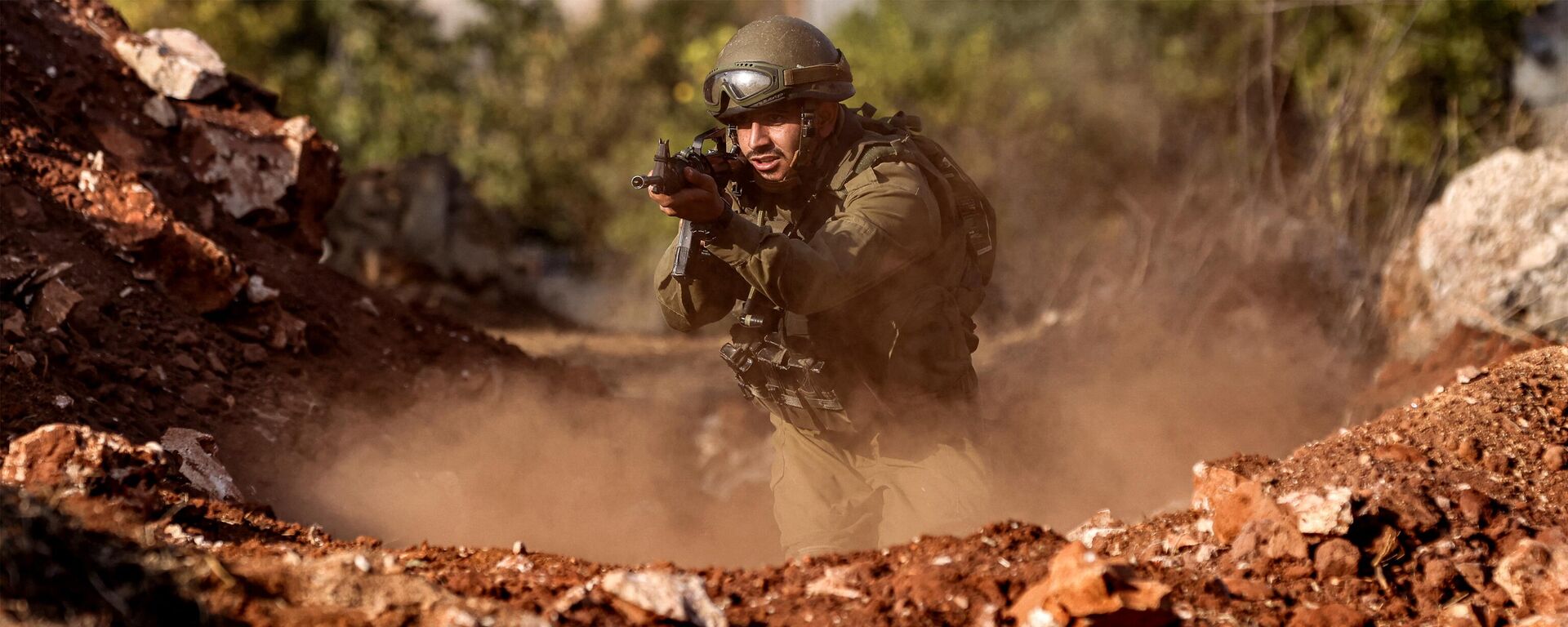Một binh sĩ quân đội Israel tiến lên trong cuộc tập trận tại một vị trí ở vùng Galilee phía bắc Israel gần biên giới với Lebanon - Sputnik Việt Nam, 1920, 12.11.2023