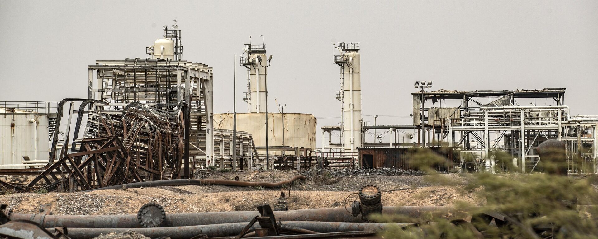 Bức ảnh này cho thấy quang cảnh các cơ sở sản xuất dầu tại mỏ dầu Omar ở tỉnh Deir ez-Zor phía đông Syria. - Sputnik Việt Nam, 1920, 30.10.2023