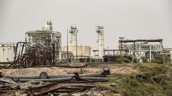 Bức ảnh này cho thấy quang cảnh các cơ sở sản xuất dầu tại mỏ dầu Omar ở tỉnh Deir ez-Zor phía đông Syria. - Sputnik Việt Nam