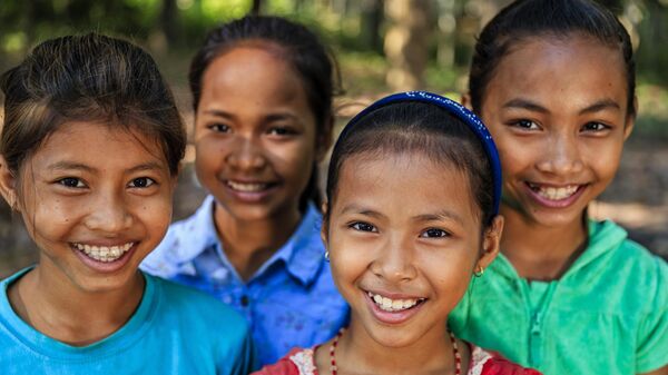 Nhóm trẻ em vui vẻ ở một ngôi làng gần Siem Reap, Campuchia - Sputnik Việt Nam