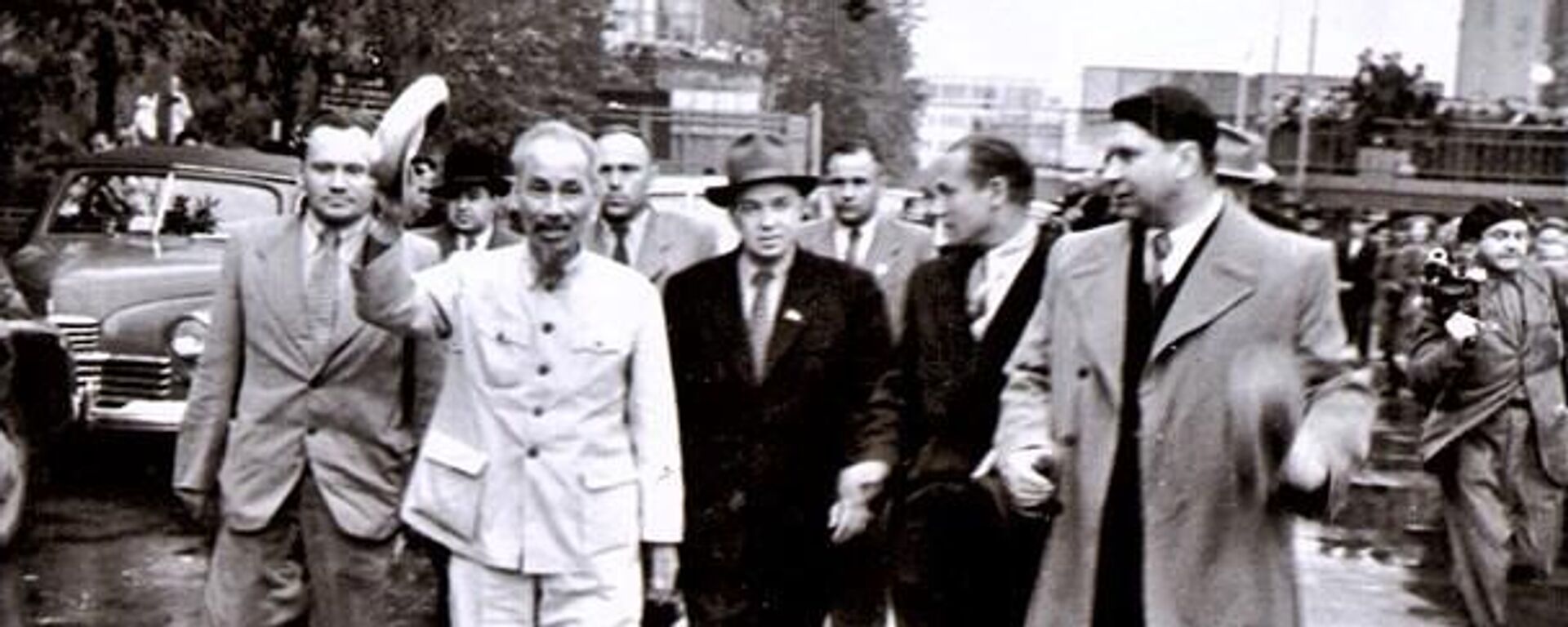  Chủ tịch Hồ Chí Minh thăm nhà máy Uralmash mang tên Ordzhonikidze ở Yekaterinburg - Sputnik Việt Nam, 1920, 06.11.2023