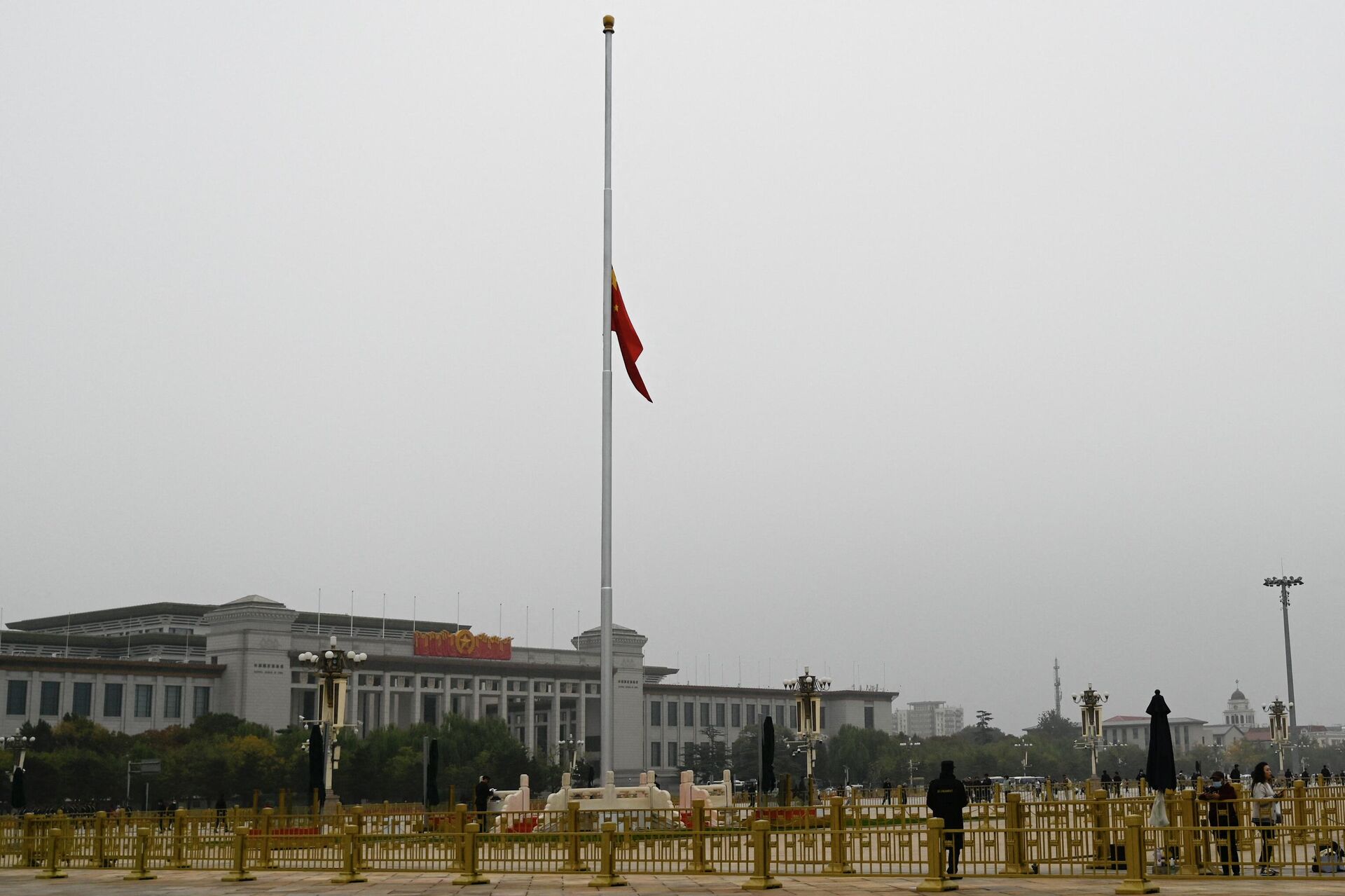 Quốc kỳ Trung Quốc treo rủ trên Quảng trường Thiên An Môn ở Bắc Kinh,
tưởng nhớ ông Lý Khắc Cường qua đời - Sputnik Việt Nam, 1920, 02.11.2023