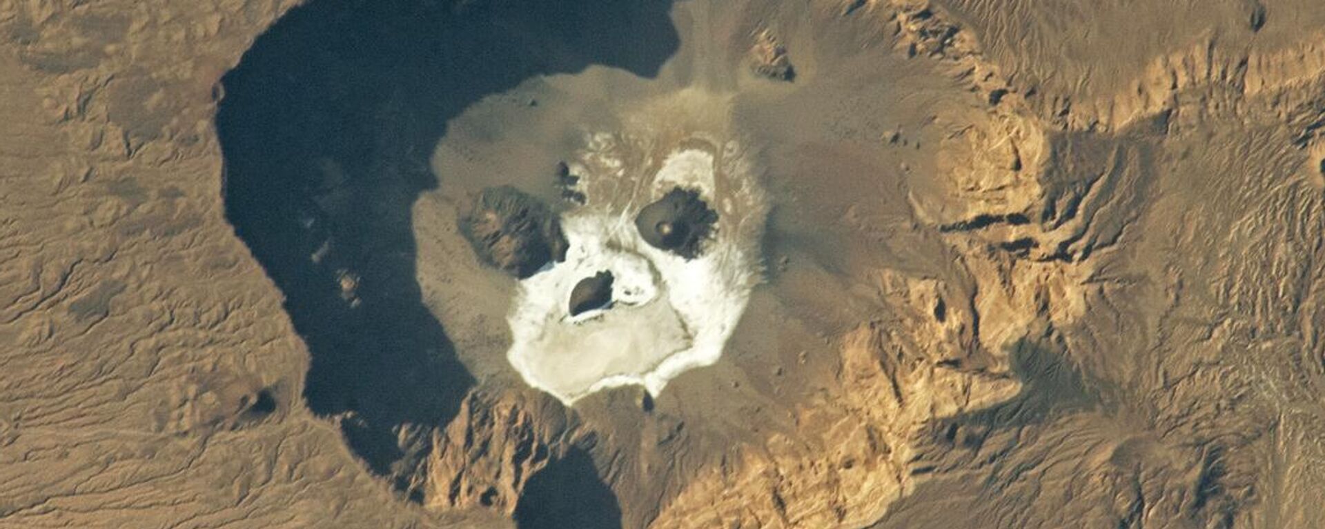 Quang cảnh miệng núi lửa lớn trên sa mạc chụp từ không gian - Sputnik Việt Nam, 1920, 04.11.2023