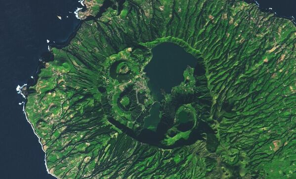 Quang cảnh đảo São Miguel chụp từ không gian - Sputnik Việt Nam