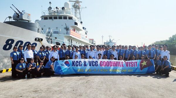 Các đại biểu chụp hình lưu niệm bên tàu CSB 8003. - Sputnik Việt Nam