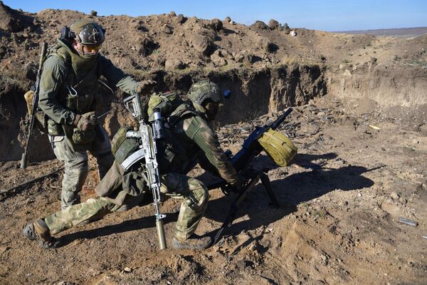 Lính trinh sát thuộc đơn vị tấn công đổ bộ Novorossiysk khai hỏa từ súng phóng lựu tự động AGS-17 “Plamya”. - Sputnik Việt Nam