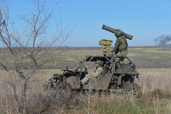 Hệ thống tên lửa chống tăng (ATGM) &quot;Kornet&quot; trên khung xe buggy của trinh sát thuộc đơn vị tấn công đổ bộ Novorossiysk đang thực hiện nhiệm vụ chiến đấu - Sputnik Việt Nam