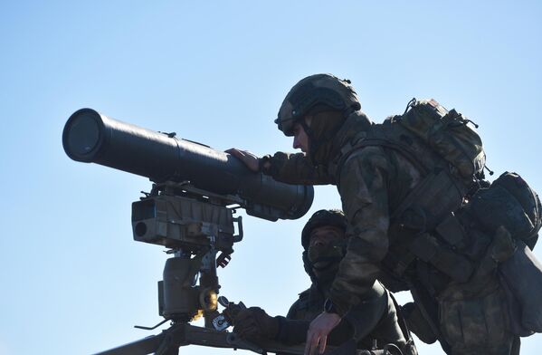 Hệ thống tên lửa chống tăng (ATGM) &quot;Kornet&quot; trên khung xe buggy của trinh sát thuộc đơn vị tấn công đổ bộ Novorossiysk trong khu vực chiến dịch quân sự đặc biệt, hướng Zaporozhye - Sputnik Việt Nam