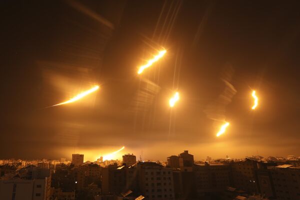 Pháo sáng của quân đội Israel thắp sáng bầu trời đêm ở thành phố Gaza - Sputnik Việt Nam