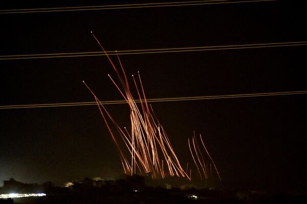 Pháo sáng do lực lượng Israel thả xuống lãnh thổ Palestine - Sputnik Việt Nam