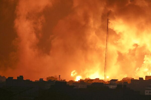 Lửa và khói bốc lên từ các tòa nhà sau cuộc không kích của Israel vào thành phố Gaza, Palestine - Sputnik Việt Nam