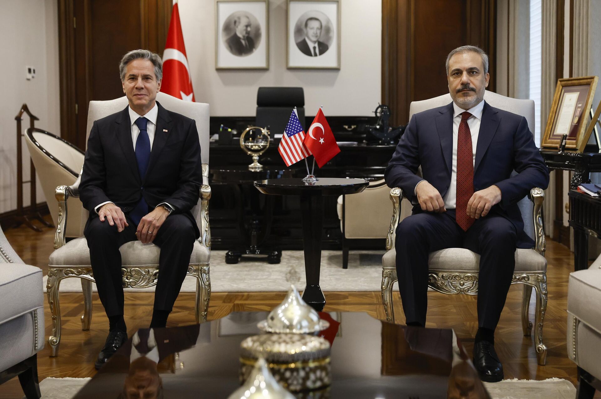 Bộ trưởng ngoại giao Thổ Nhĩ Kỳ Hakan Fidan tại cuộc gặp với Ngoại trưởng Hoa Kỳ Antony Blinken ở Ankara - Sputnik Việt Nam, 1920, 08.11.2023