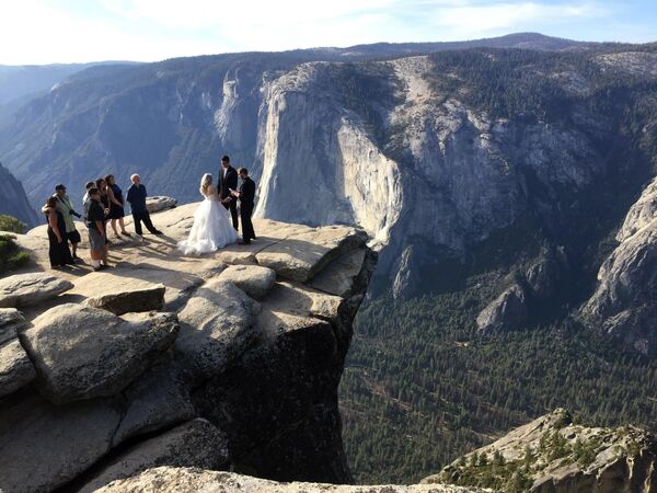 Lễ cưới trên đỉnh Taft Point trong Công viên Quốc gia Yosemite ở California - Sputnik Việt Nam