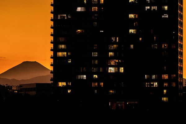 Núi Phú Sĩ phía sau các tòa nhà dân cư ở Tokyo, Nhật Bản - Sputnik Việt Nam