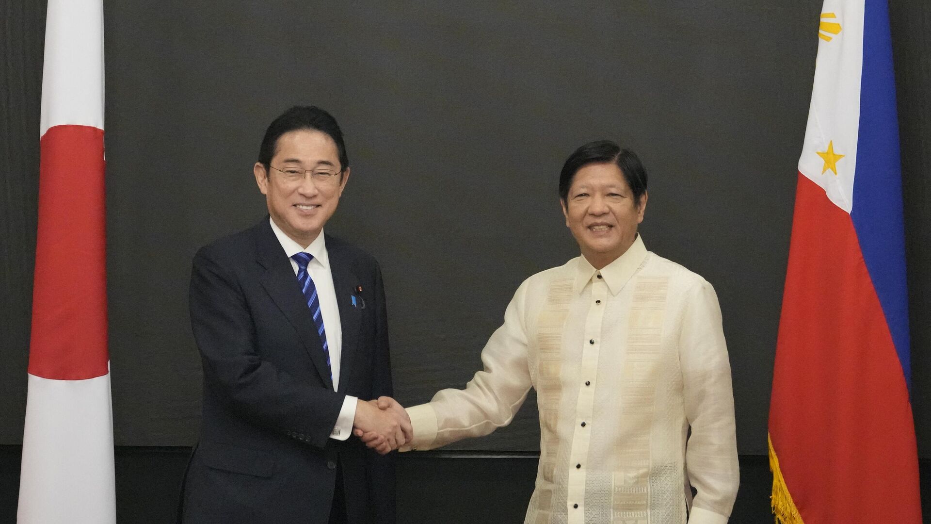 Tổng thống Philippines Ferdinand Marcos Jr. bắt tay Thủ tướng Nhật Bản Fumio Kishida tại Phủ Tổng thống Malacañang ở Manila - Sputnik Việt Nam, 1920, 07.11.2023