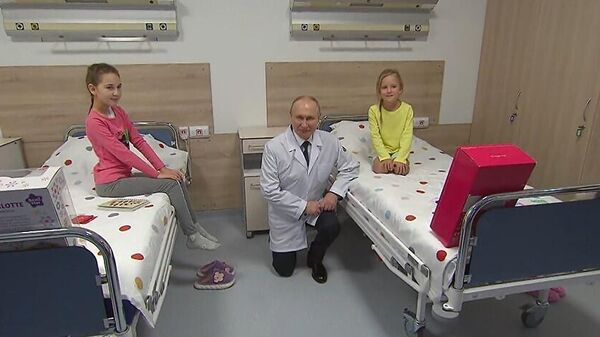 Vladimir Putin thăm hỏi các trẻ em tại Trung tâm Nghiên cứu Y học Nga - Sputnik Việt Nam