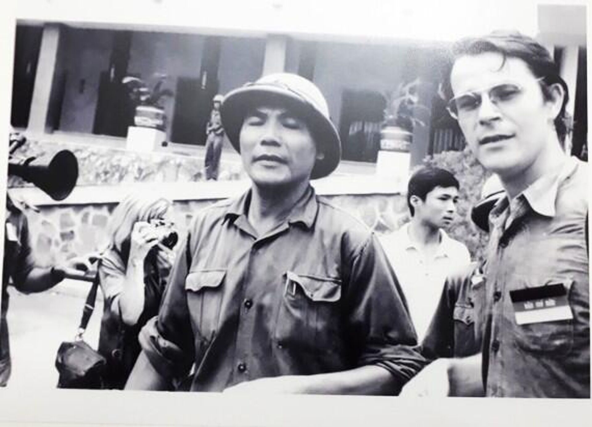 Đại tá Bùi Văn Tùng với phóng viên nước ngoài ngày 30/4/1975 - Sputnik Việt Nam, 1920, 09.11.2023