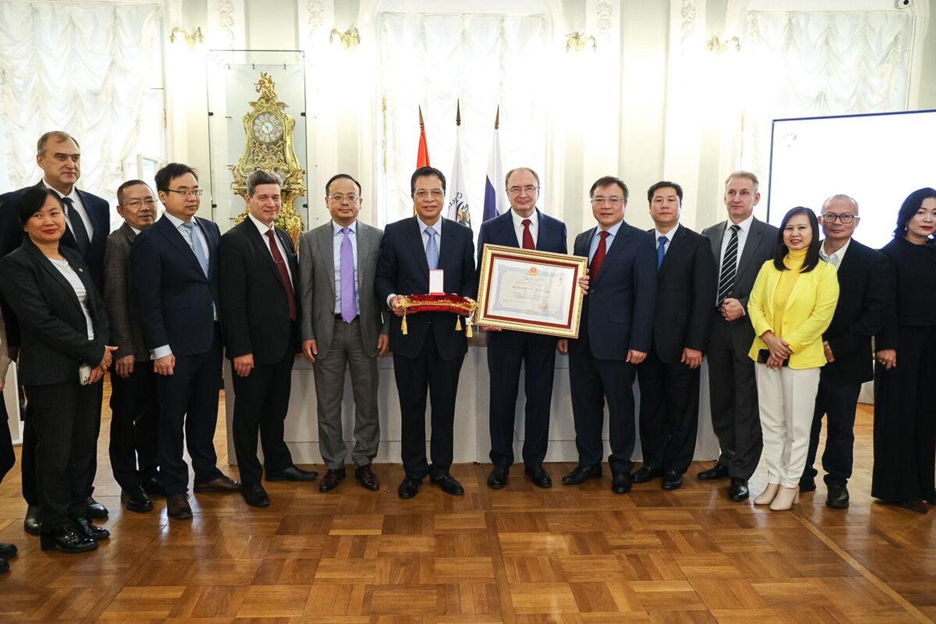 Chủ tịch nước Việt Nam tặng Huân chương cho ĐHTH Quốc gia Nga có yếu tố Việt cao nhất  - Sputnik Việt Nam, 1920, 10.11.2023