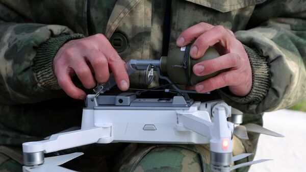Một người hướng dẫn huấn luyện những người tham gia các đội tình nguyện quốc gia làm việc với UAV trong các cuộc tập trận phức tạp ở Novy Oskol, Vùng Belgorod - Sputnik Việt Nam
