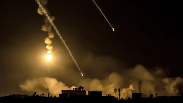 Tên lửa tín hiệu của Israel rơi xuống vị trí gần biên giới phía nam của Israel ở phần bắc Dải Gaza - Sputnik Việt Nam