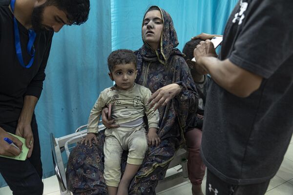 Sau vụ ném bom của Israel, những người Palestine bị thương được đưa đến bệnh viện ở Khan Yunis - Sputnik Việt Nam