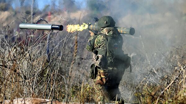 Lực lượng Vũ trang Nga bắn từ máy phóng hỏa phản lực Shmel - Sputnik Việt Nam