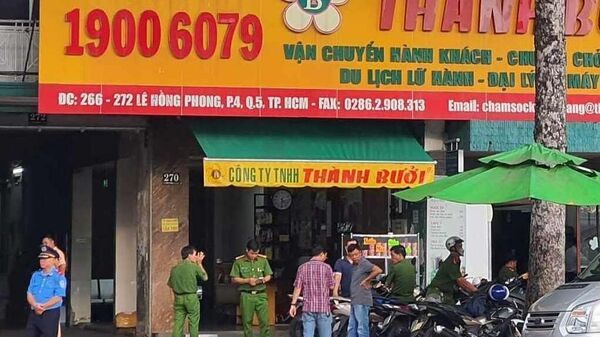 Cảnh sát khám xét trụ sở chính của Thành Bưởi trên đường Lê Hồng Phong, quận 10. - Sputnik Việt Nam