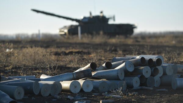 Bắn đạn thật của các tổ lái xe tăng T-62 hiện đại hóa tại một bãi tập ở vùng Zaporozhye. - Sputnik Việt Nam