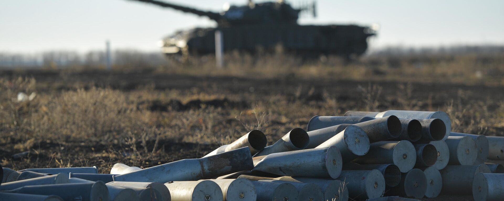 Bắn đạn thật của các tổ lái xe tăng T-62 hiện đại hóa tại một bãi tập ở vùng Zaporozhye. - Sputnik Việt Nam, 1920, 15.11.2023