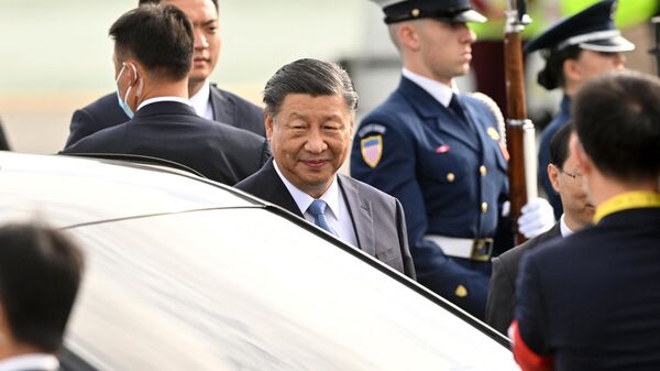 Chủ tịch Trung Quốc Tập Cận Bình tại sân bay quốc tế San Francisco - Sputnik Việt Nam