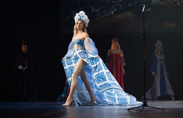 Maria Vedernikova (Pyatigorsk) trong vòng chung kết cuộc thi sắc đẹp toàn Nga &quot;Vẻ đẹp nước Nga&quot; diễn ra tại Nhà hát Mùa đông, Sochi - Sputnik Việt Nam