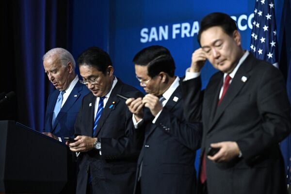 Tổng thống Mỹ Joe Biden, Thủ tướng Nhật Bản Fumio Kishida, Chủ tịch nước Việt Nam Võ Văn Thưởng và Tổng thống Hàn Quốc Yoon Suk-yeol trong khuôn khổ hội nghị APEC ở San Francisco, Mỹ - Sputnik Việt Nam