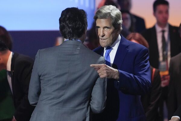 Thủ tướng Canada Justin Trudeau và Đặc phái viên của Tổng thống Mỹ về hành động vì khí hậu John Kerry tại cuộc đối thoại không chính thức và bữa trưa làm việc tại Hội nghị thượng đỉnh diễn đàn Hợp tác kinh tế châu Á-Thái Bình Dương - Sputnik Việt Nam