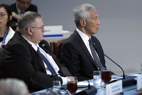 Phó Thủ tướng Nga Alexey Overchuk và Thủ tướng Singapore Lý Hiển Long trong bữa trưa làm việc trong khuôn khổ hội nghị thượng đỉnh APEC thường niên - Sputnik Việt Nam