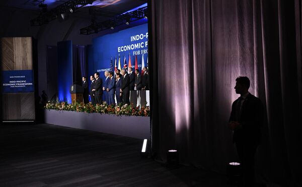 Tổng thống Mỹ Joe Biden trong cuộc gặp với các thành viên Diễn đàn Kinh tế Ấn Độ Dương-Thái Bình Dương (IPEF) trong khuôn khổ APEC ở San Francisco - Sputnik Việt Nam