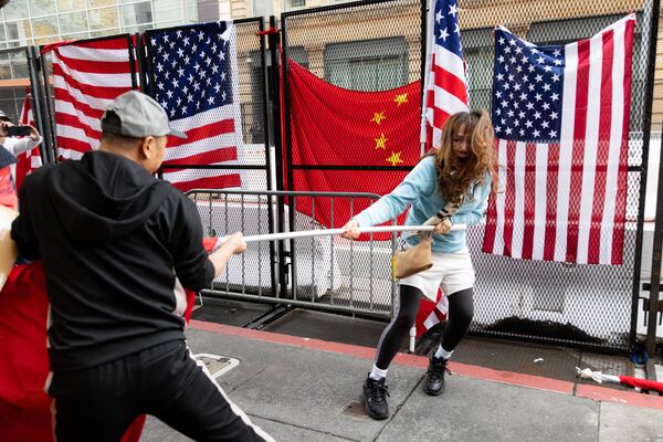 Người biểu tình chống Đảng Cộng sản Trung Quốc đụng độ với những người biểu tình ủng hộ Trung Quốc bên ngoài địa điểm tổ chức hội nghị thượng đỉnh APEC ở San Francisco - Sputnik Việt Nam
