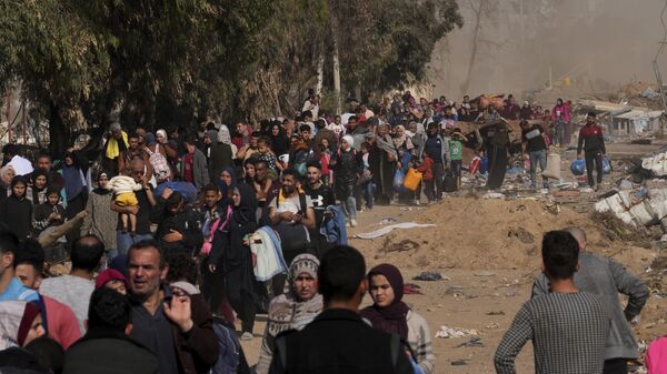 Палестинцы бегут в южную часть сектора Газа во время продолжающихся израильских бомбардировок - Sputnik Việt Nam