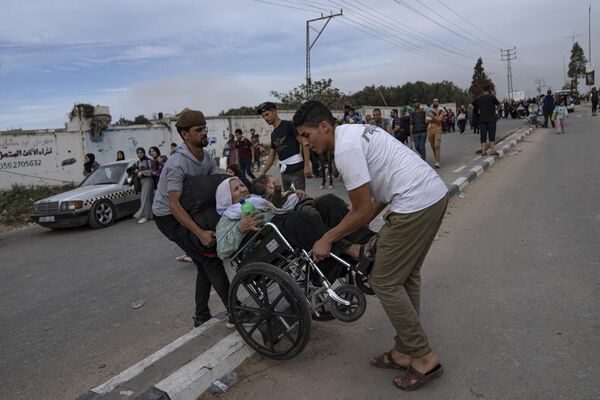 Палестинцы бегут в южную часть сектора Газа по улице Салах ад-Дин в Бурее - Sputnik Việt Nam