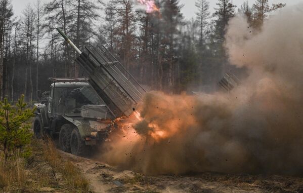 Hệ thống tên lửa phản lực phóng loạt BM-21 &quot;Grad&quot; thuộc biên chế trung đoàn cơ giới cận vệ Quân khu Trung tâm pháo kíchvào các vị trí quân đội Ukraina theo hướng Krasnyi Lyman trong chiến dịch quân sự đặc biệt - Sputnik Việt Nam
