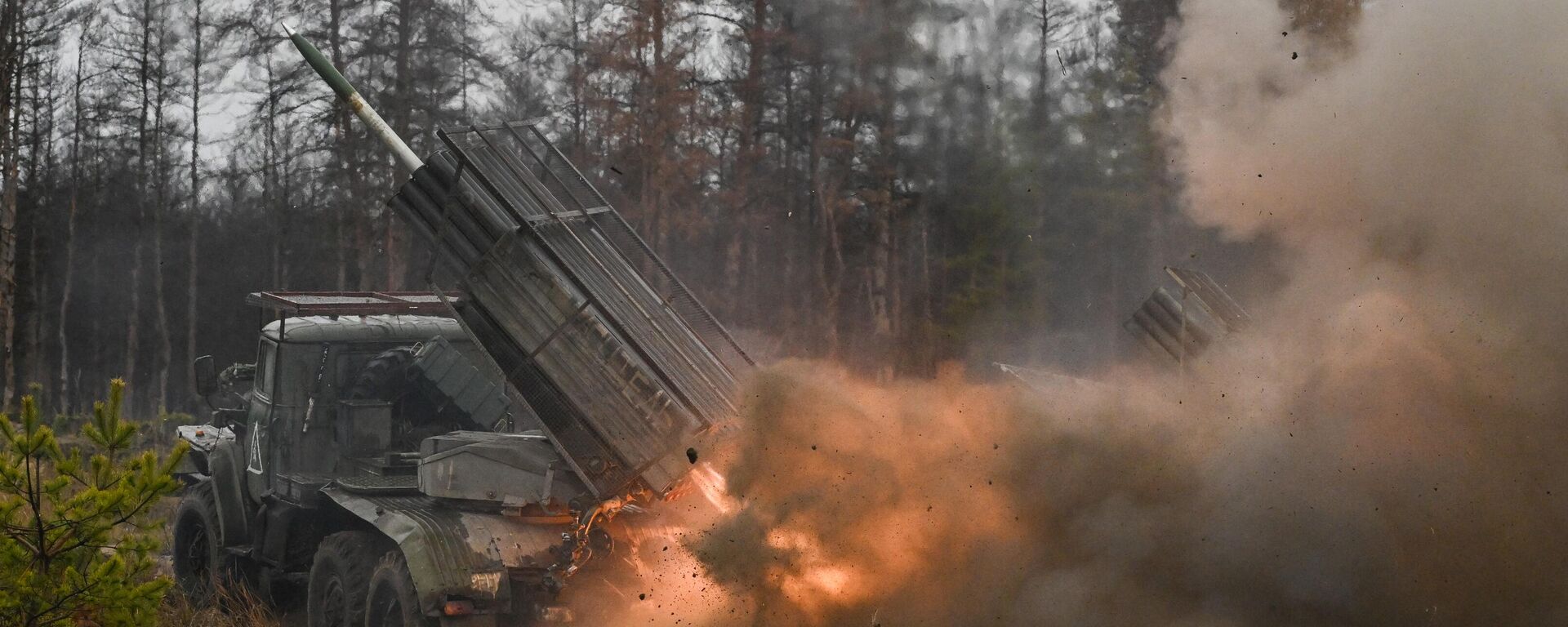 Hệ thống tên lửa phản lực phóng loạt BM-21 Grad thuộc biên chế trung đoàn cơ giới cận vệ Quân khu Trung tâm pháo kích vào các vị trí quân đội Ukraina theo hướng Krasnyi Lyman trong chiến dịch quân sự đặc biệt - Sputnik Việt Nam, 1920, 06.04.2024
